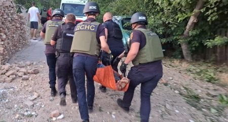 Дістали з-під завалів: у Нікополі внаслідок обстрілу загинула жінка