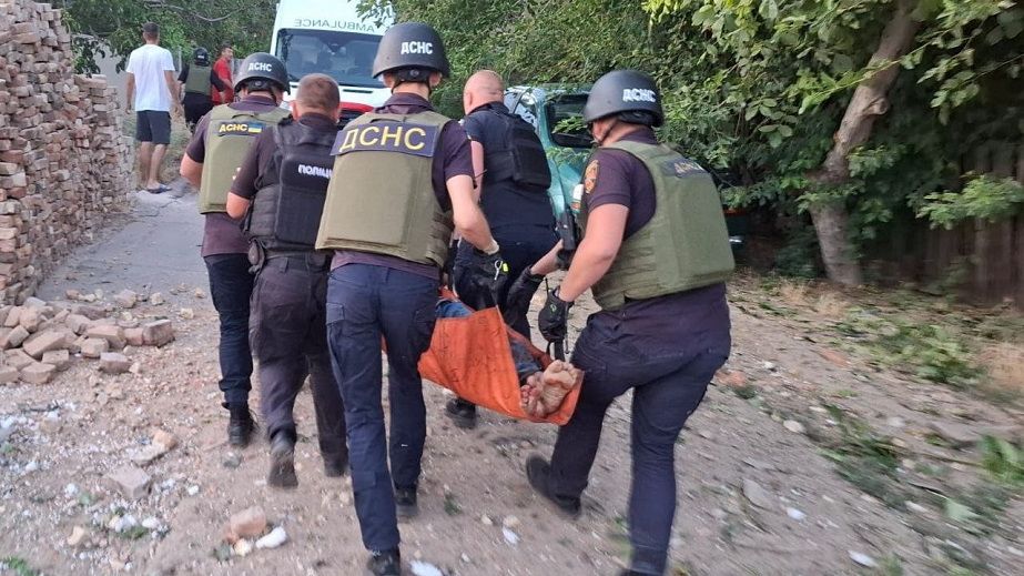 Дістали з-під завалів: у Нікополі внаслідок обстрілу загинула жінка