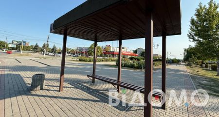 В Терновке от автобусной остановки после нападения вандалов остался только каркас (ФОТО, ВИДЕО)