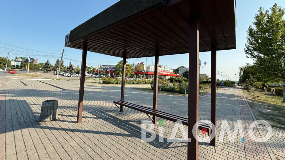 У Тернівці від автобусної зупинки після нападу вандалів залишився лише каркас (ФОТО, ВІДЕО)