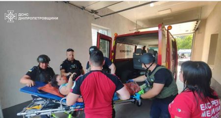 У Нікополі після артобстрілу врятували чоловіка і жінку (ФОТО)