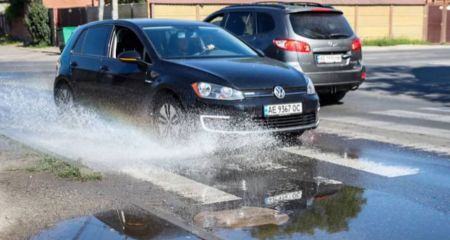 В Днепре произошел прорыв воды на улице Гринченко (ФОТО, ВИДЕО)