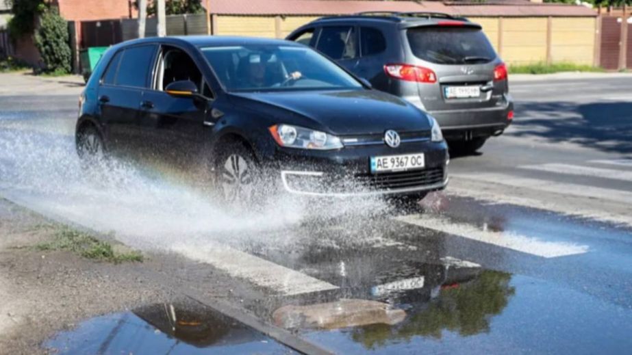 В Днепре произошел прорыв воды на улице Гринченко (ФОТО, ВИДЕО)