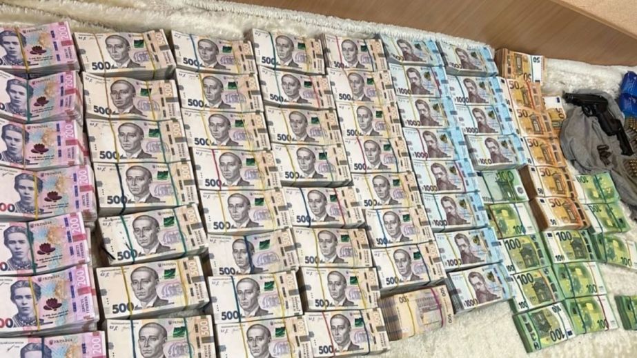 Посадовців міськради Дніпра підозрюють у крадіжці бюджетних коштів на ремонті зливової каналізації та смітті (ФОТО)