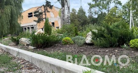 У парку Павлограда встановлюють нові бордюри (ФОТО, ВІДЕО)