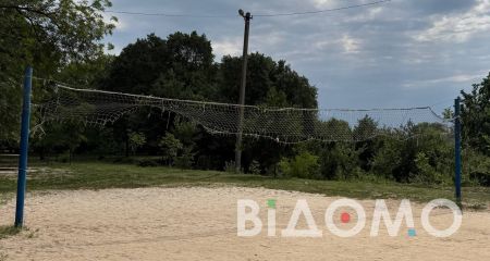 Дірява волейбольна сітка та лавочки "царських" часів: як виглядає парк у Павлограді (ФОТО, ВІДЕО)
