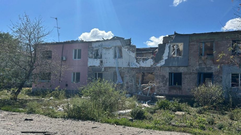 Потрощені будинки та легковики: поліція показала наслідки обстрілів Дніпропетровщини (ФОТО)