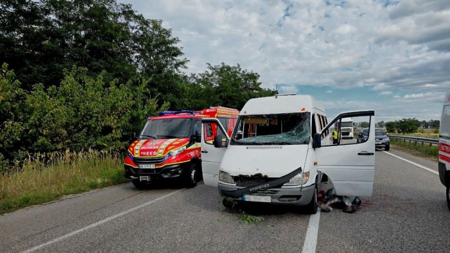 У ДСНС показали кадри з місця ракетного удару у Дніпровському районі (ФОТО)