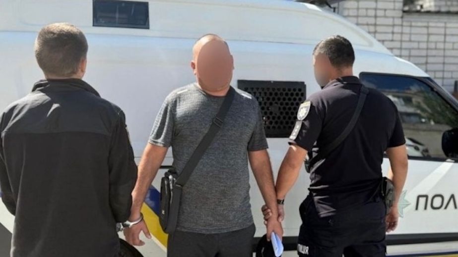 Прикрився вірою та поцупив гроші: на Дніпропетровщині чоловік обікрав пенсіонерку