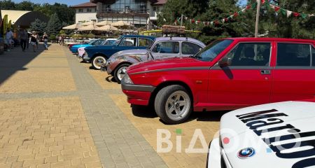 В Кривом Роге устроили ретро-выставку: на площади собрали авто, старше своих владельцев (ФОТО)