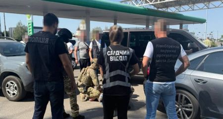 Фіктивна мертва дружина та довідка батька одинака: у Дніпрі чоловік допомагав втекти за кордон (ФОТО)