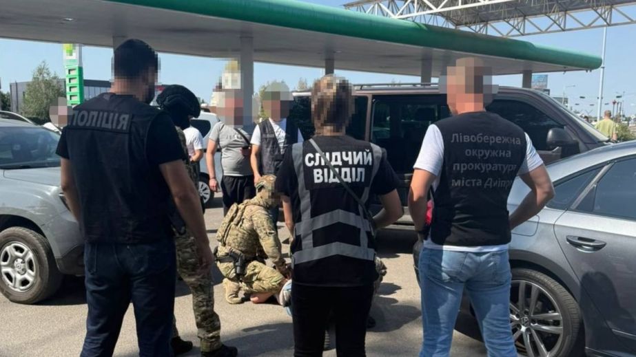 Фіктивна мертва дружина та довідка батька одинака: у Дніпрі чоловік допомагав втекти за кордон (ФОТО)