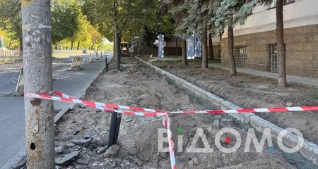 Безбар’єрність із бар’єрами: біля музею в Дніпрі пішоходи вимушені ходити дорогою (ФОТО, ВІДЕО)