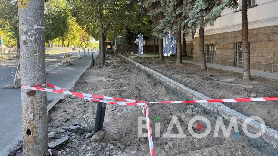 Безбар’єрність із бар’єрами: біля музею в Дніпрі пішоходи вимушені ходити дорогою (ФОТО, ВІДЕО)