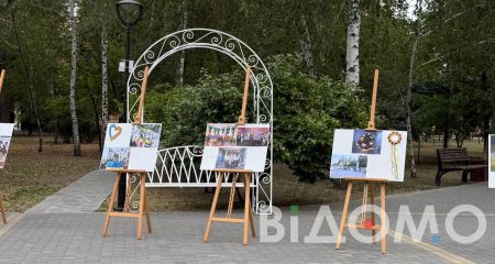 Как украсили сквер в Павлограде ко Дню Государственного Флага Украины (ФОТО, ВИДЕО)