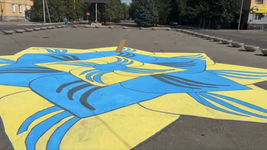 У Жовтих Водах з'явилась 15-ти метрова квітка (ФОТО)