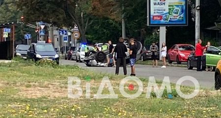 В Днепре недалеко от "Днепр-Арены" автомобиль такси перевернулся на крышу (ВИДЕО)