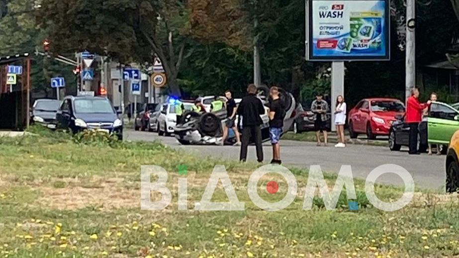 В Днепре недалеко от "Днепр-Арены" автомобиль такси перевернулся на крышу (ВИДЕО)
