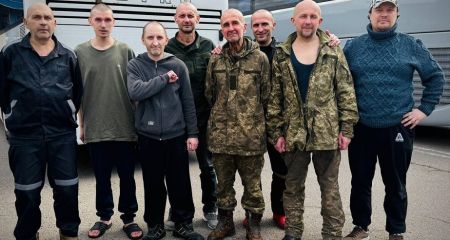 Україна повернуло додому з полону військових і цивільних (ФОТО)