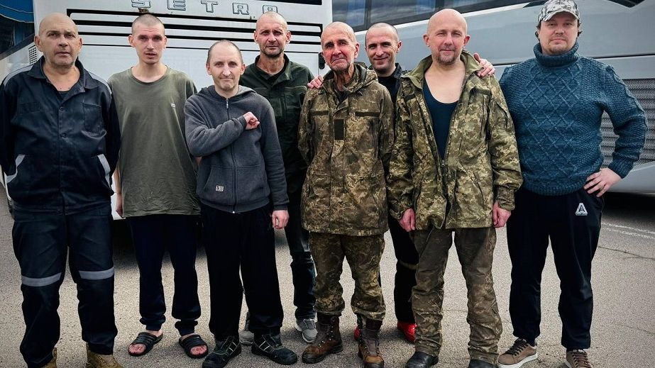 Україна повернуло додому з полону військових і цивільних (ФОТО)