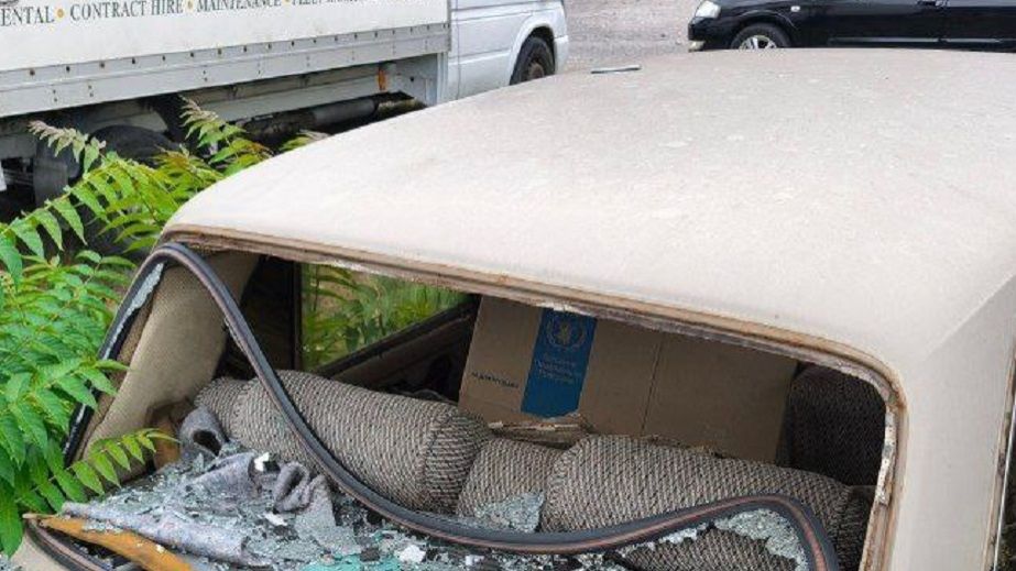 В Днепре двое парней залезли на частную стоянку и разбили авто военного (ФОТО, ВИДЕО)