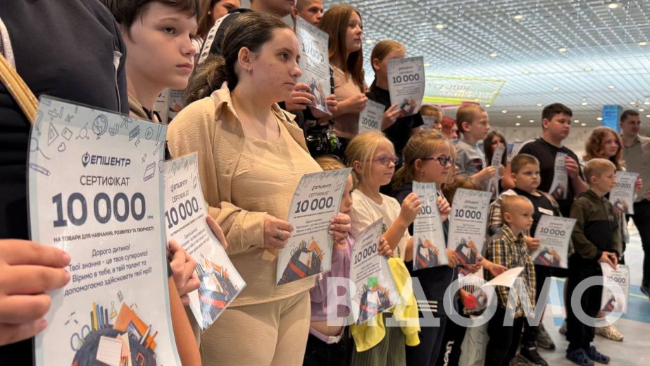 Кошики іграшок і новий одяг: у Дніпрі діти загиблих Героїв обирали собі подарунки (ФОТО)