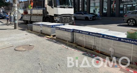 У Дніпрі оновлюють ще один безбар'єрний тротуар (ФОТО, ВІДЕО)