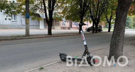 В Павлограде беспорядок с электросамокатами: двухколесные разбросаны по городу (ФОТО)