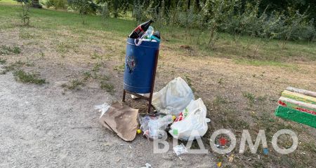 В Павлограде снова парк утонул в мусоре после выходных (ФОТО)