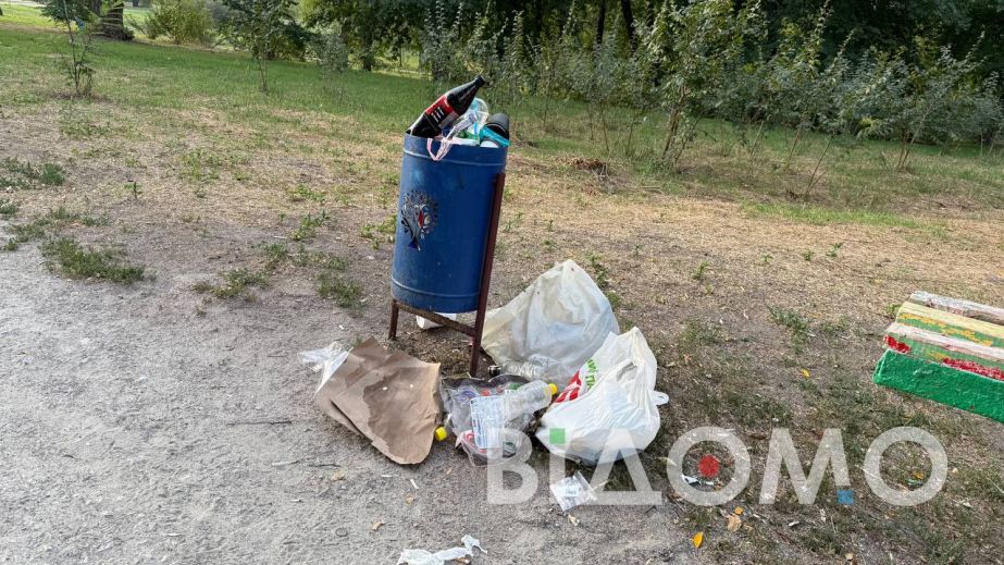 У Павлограді знову парк потонув у смітті після вихідних (ФОТО)