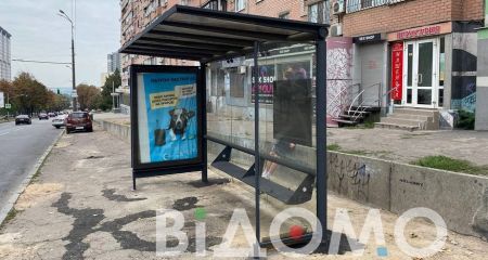В Днепре поваленную ветром остановку на одном из проспектов заменили аварийной (ФОТО, ВИДЕО)