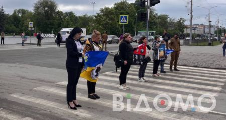 У Павлограді водій ледь не в’їхав у людей під час хвилини мовчання (ФОТО)