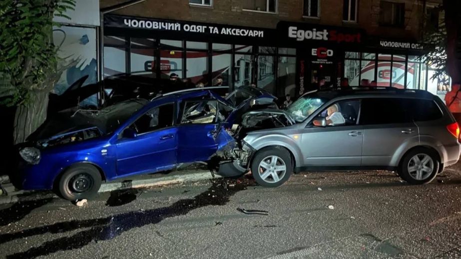 В центре Никополя пьяный водитель разбил припаркованный автомобиль (ФОТО)