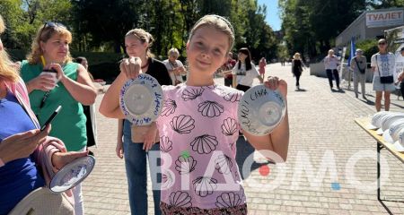 У Дніпрі на День міста били тарілки і загадували бажання (ФОТО, ВІДЕО)