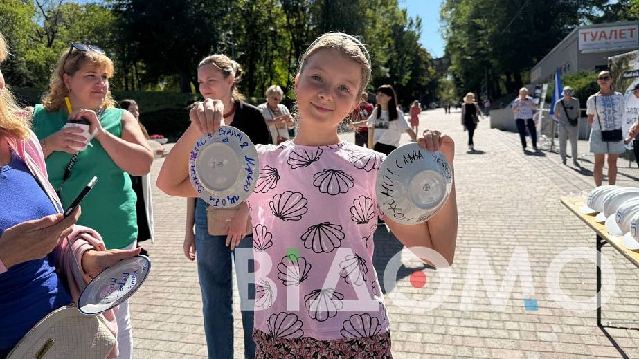У Дніпрі на День міста били тарілки і загадували бажання (ФОТО, ВІДЕО)