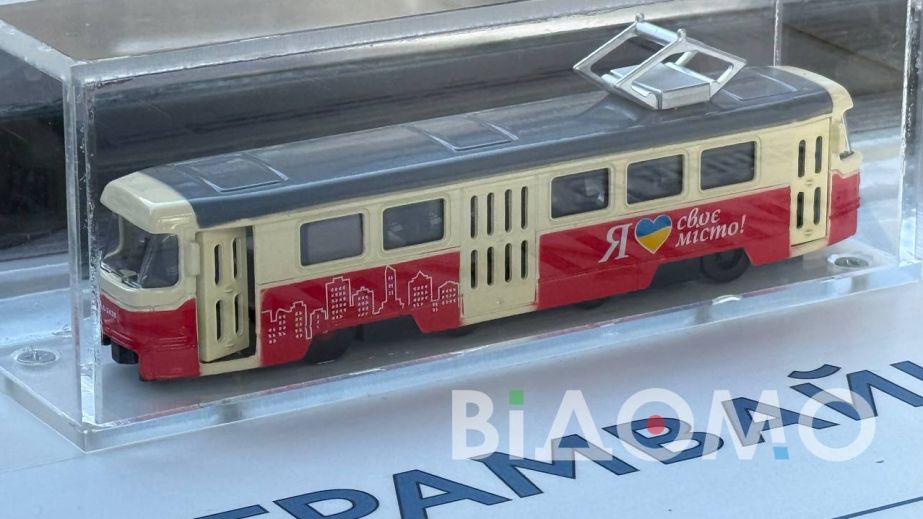 У Дніпрі вандали розтрощили трамвай (ФОТО)