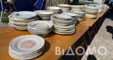 Тисячі уламків на щастя: подробиці акції з биття посуду у Дніпрі (ФОТО, ВІДЕО)