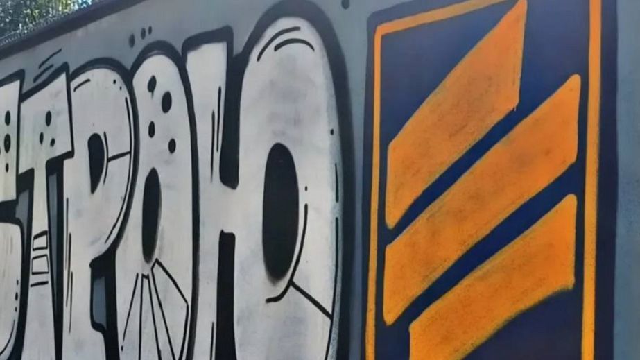 На "Днепр-Арене" появилось граффити в честь погибшего фаната "Днепра" (ФОТО)