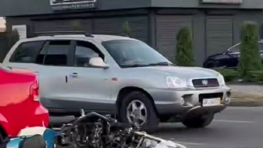В Днепре возле яхт-клуба "Сич" мотоциклилст влетел под автомобиль (ФОТО, ВИДЕО)