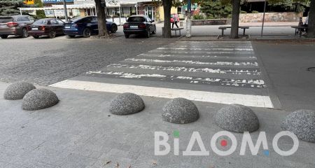 Безбар’єрність у Павлограді: кнопки виклику є, але бордюри й пандуси залишаються перешкодою (ФОТО, ВІДЕО)