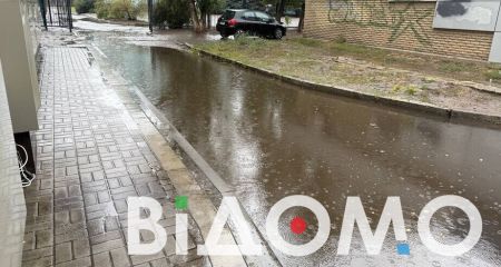 Хоч човен запускай: у Дніпрі на ж/м Парус підтоплює вулиці (ФОТО, ВІДЕО)
