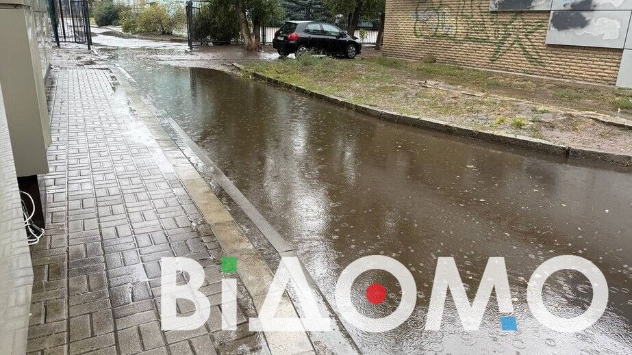 Хоч човен запускай: у Дніпрі на ж/м Парус підтоплює вулиці (ФОТО, ВІДЕО)