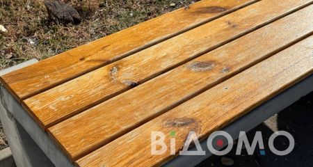 У Павлограді перевірили лавочки: антивандальні тримаються, звичайні розвалюються (ФОТО, ВІДЕО)