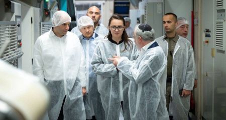 Защита дорог и переселенцы: премьер-министр Свириденко посетила Днепропетровщину (ФОТО, ВИДЕО)