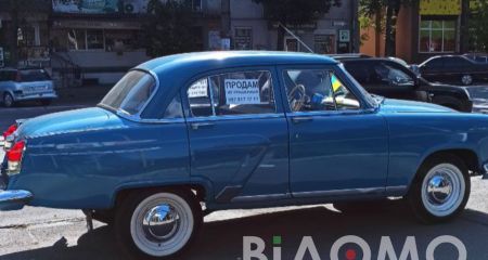 В центре Каменского посреди улицы пытаются продать раритетный автомобиль (ФОТО, ВИДЕО)