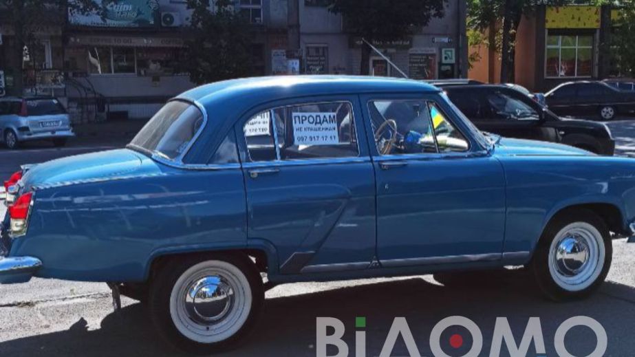 В центре Каменского посреди улицы пытаются продать раритетный автомобиль (ФОТО, ВИДЕО)