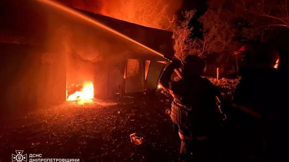 Обстрел Синельниковского района: спасатели показали последствия (ФОТО)