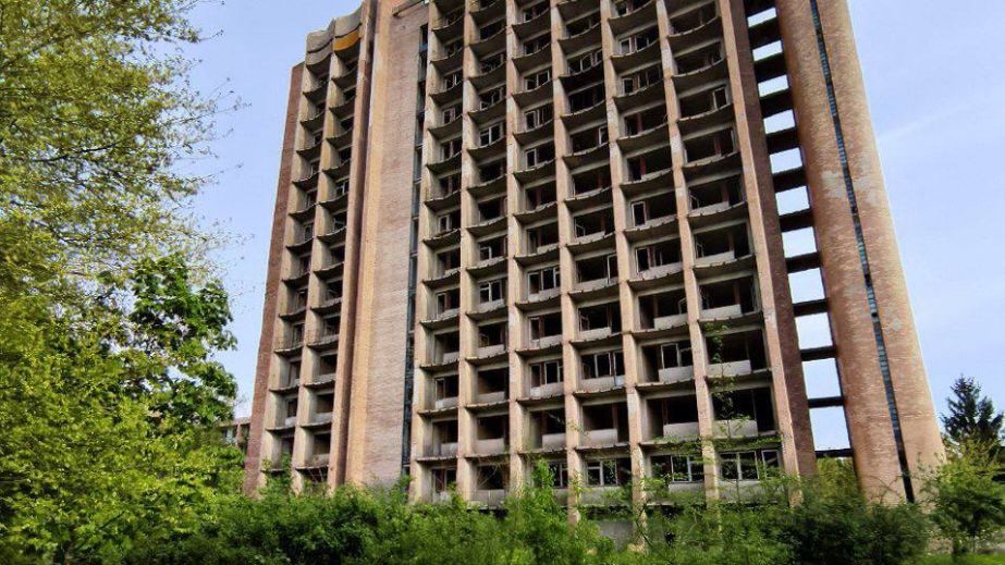 У Камʼянському підліток зірвався з даху покинутого санаторію (ФОТО)