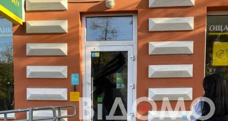На центральном проспекте Днепра разбили стекло в дверях банка (ВИДЕО)