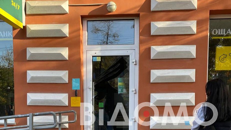 На центральному проспекті Дніпра розбили скло у дверях банку (ВІДЕО)